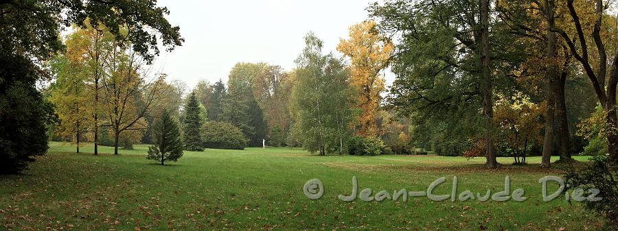 Fbleau_JA01.jpg - A l'intérieur du jardin anglais au château de Fontainebleau